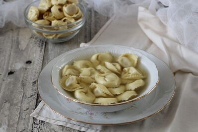 Tortellini in brodo ev